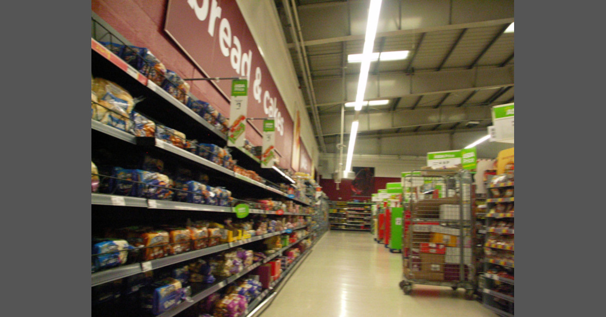 Regale in einem Supermarkt